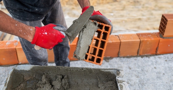 A nap kérdése: egyéni vállalkozó saját háza kivitelezésére köthet-e magával szerződést, számlázhat-e saját magának mint magánszemélynek?